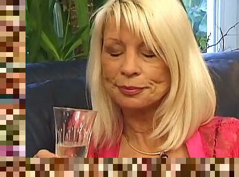 Tua, Berhubungan dengan  wajah, Berambut pirang, Bersetubuh, Lebih tua, Minum